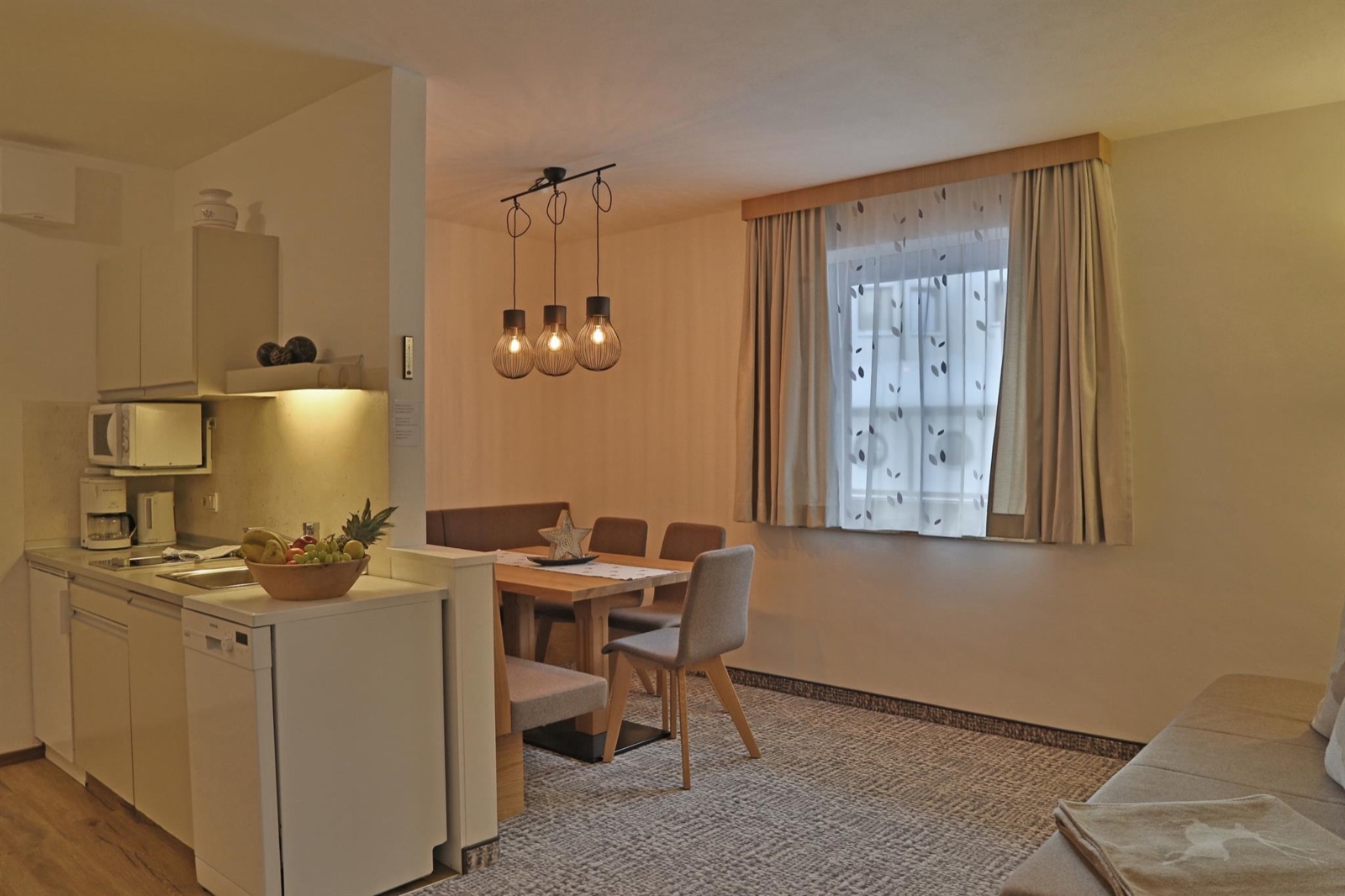 Küche und Wohnbereich im Appartement Rossbrand