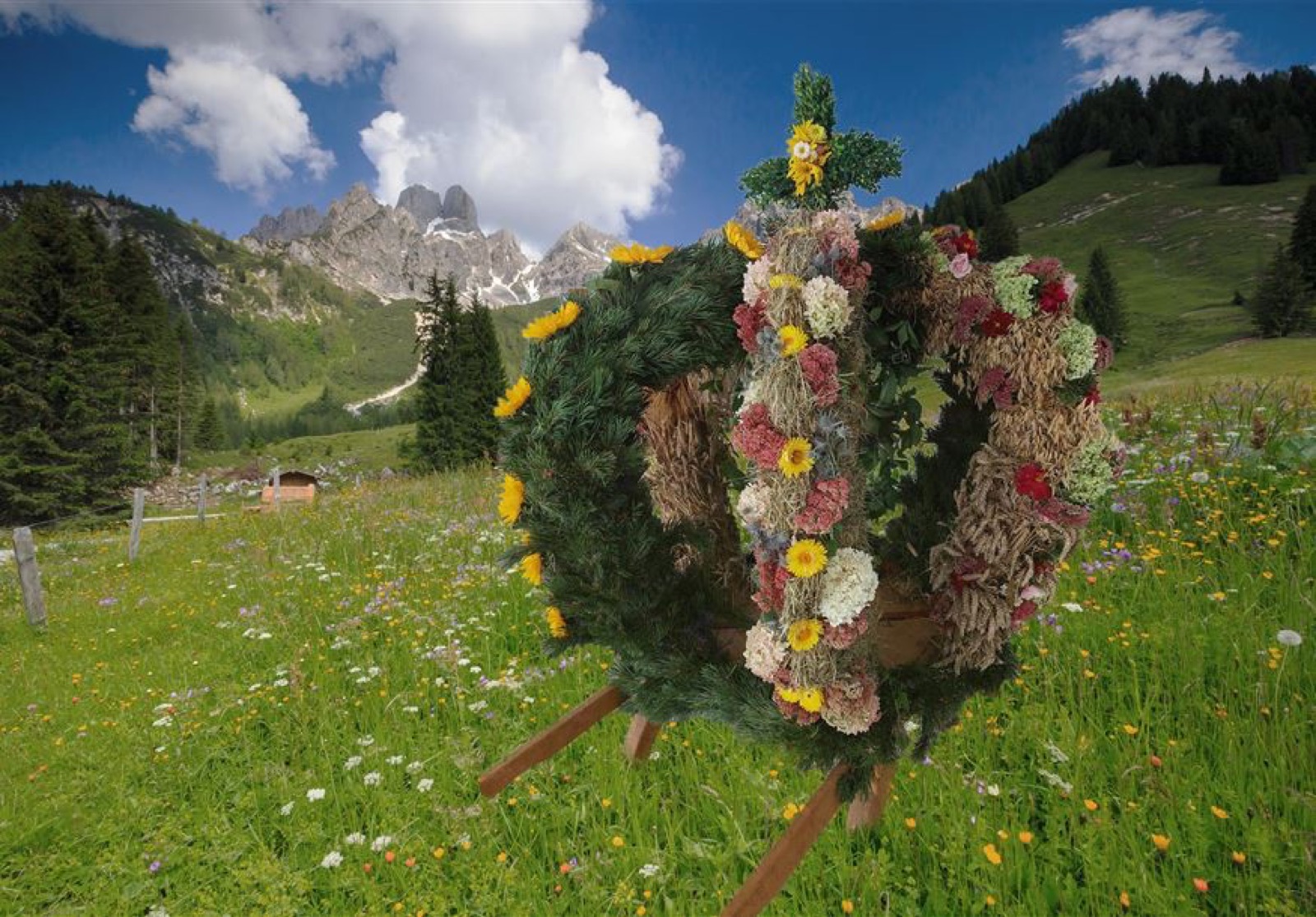 Erntedankkrone vor der Bischofsmütze in Filzmoos