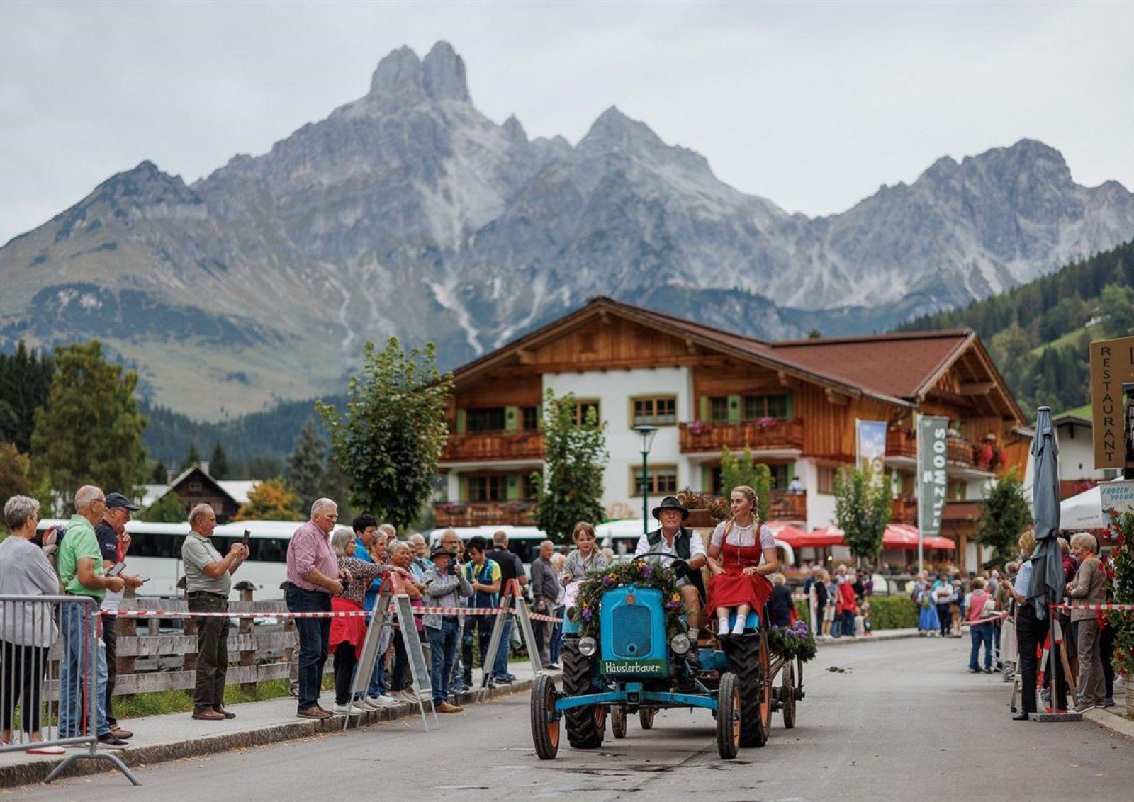 Festzug mit Traktor im Bauernherbst